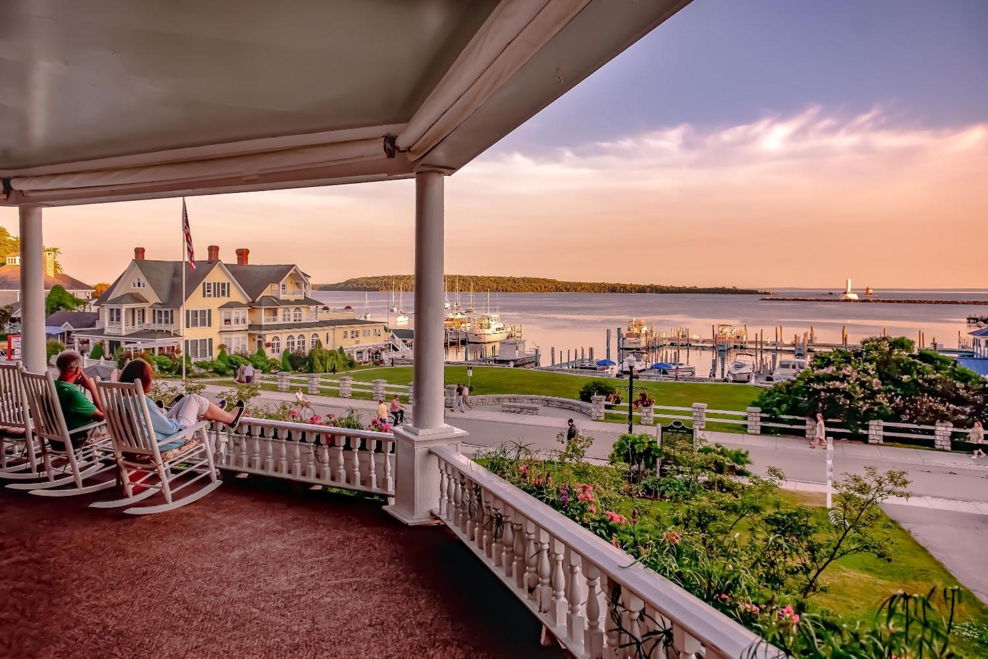 Island House Hotel Макинак Айлънд Екстериор снимка